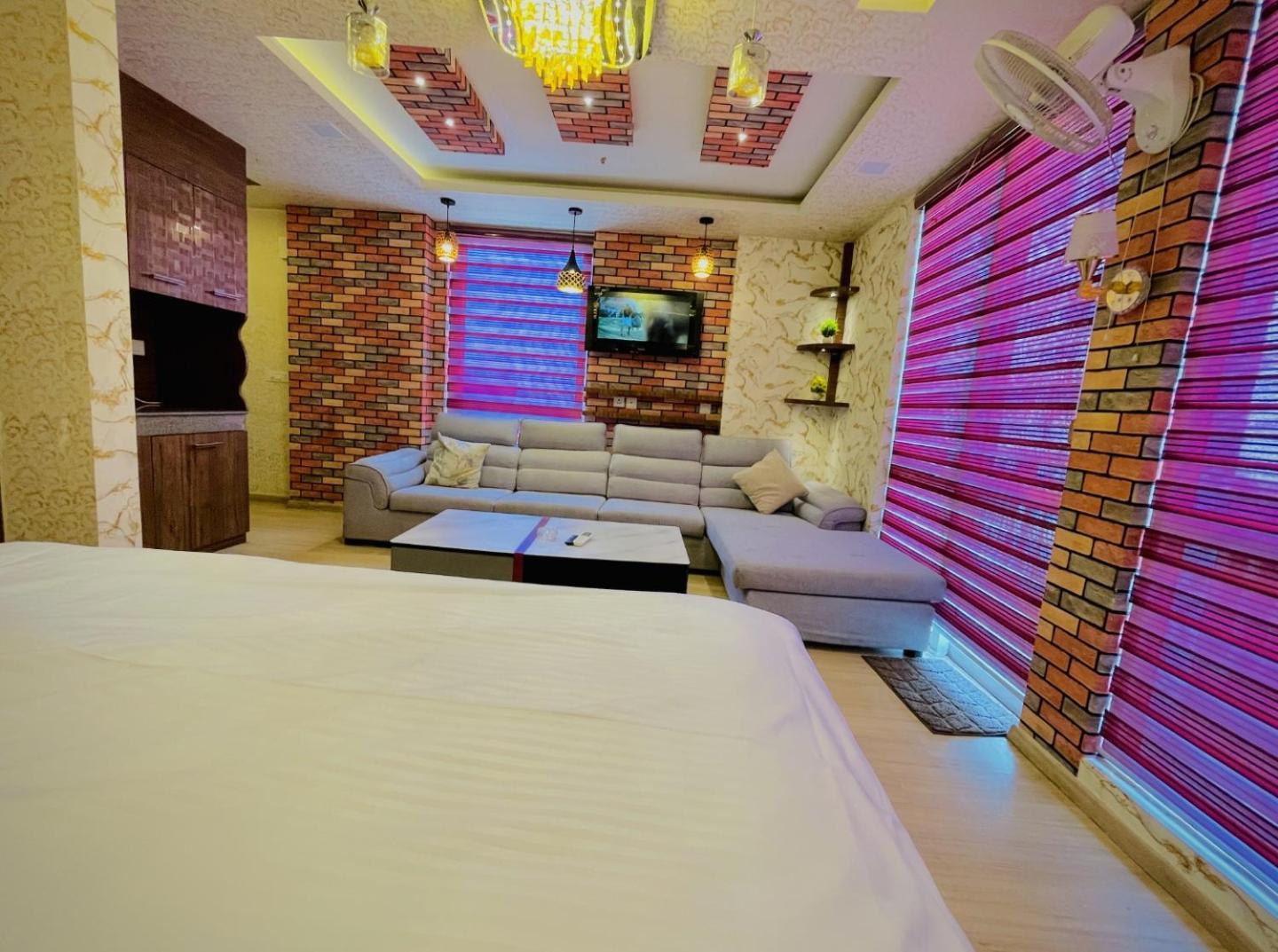 לקנאו Dolphin Inn & Suites Manhattan מראה חיצוני תמונה