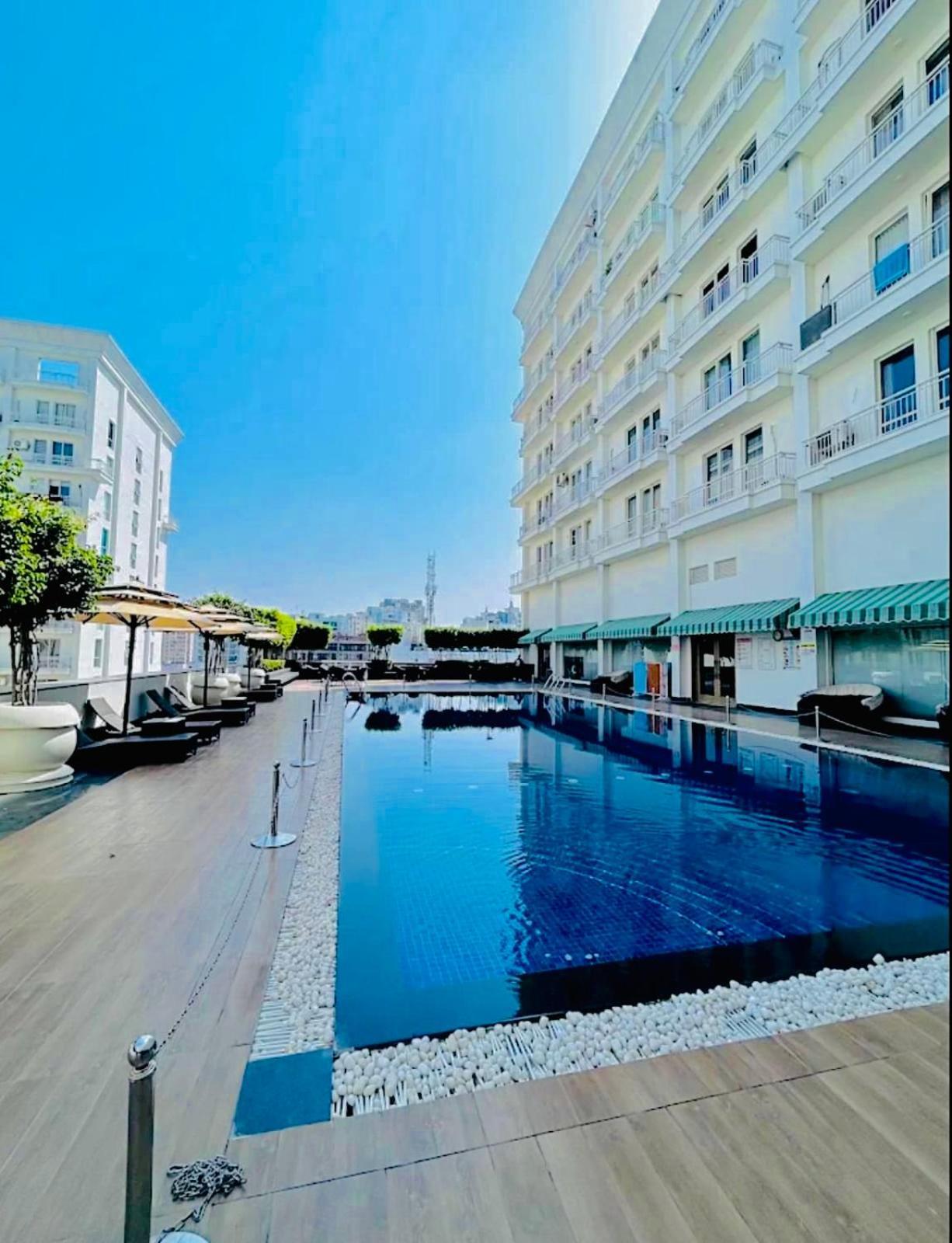 לקנאו Dolphin Inn & Suites Manhattan מראה חיצוני תמונה